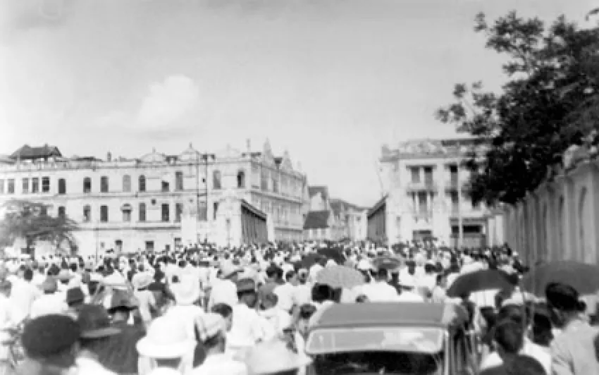 1945 A large crowd at Market Street