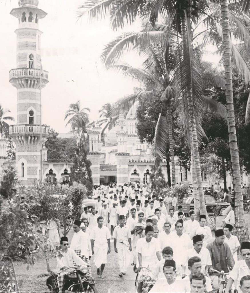 1957 Muslims leaving after performing prayers at Masjid Jamek